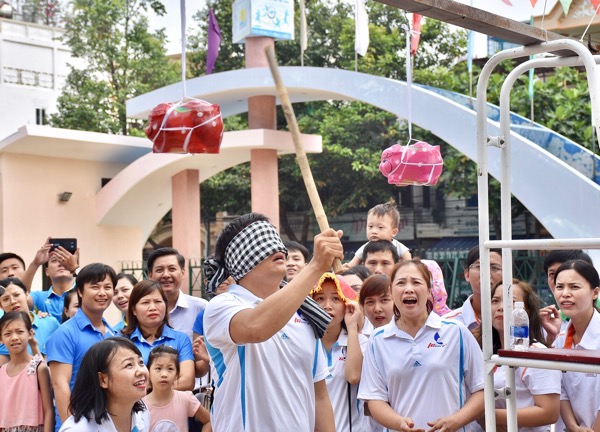Các VĐV thi đấu môn bịt mắt đập heo đất.