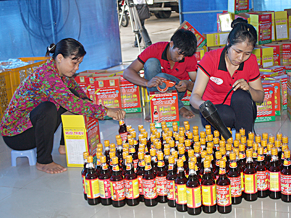 Đóng chai sản phẩm tại Công ty TNHH Nước mắm Thiên Lộc.