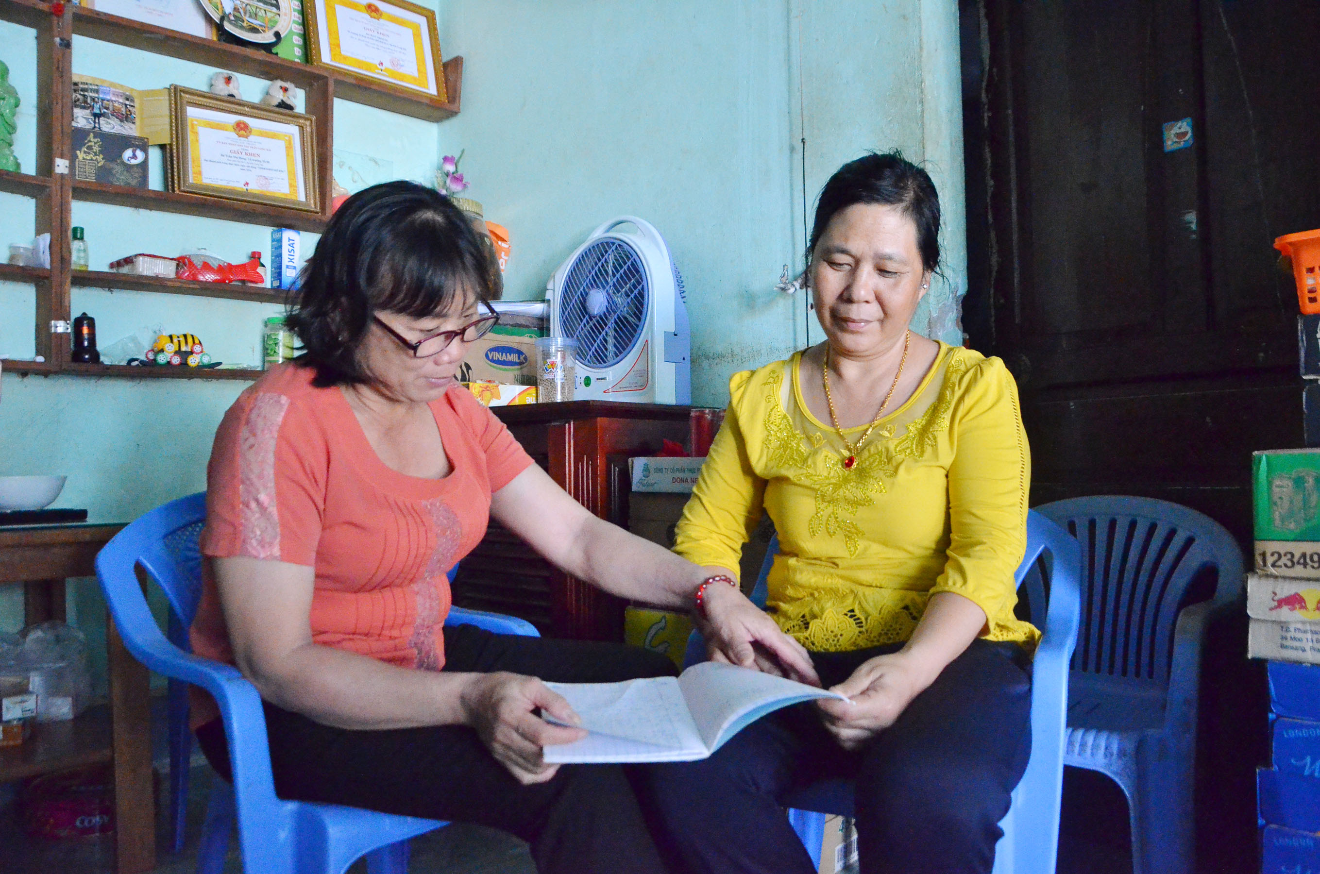 Mọi nguồn thu-chi của quỹ tiết kiệm đều được chị Trần Thị Dung, Tổ trưởng tổ phụ nữ khu phố Hải Hà 1 (phải)  ghi chép cẩn thận.