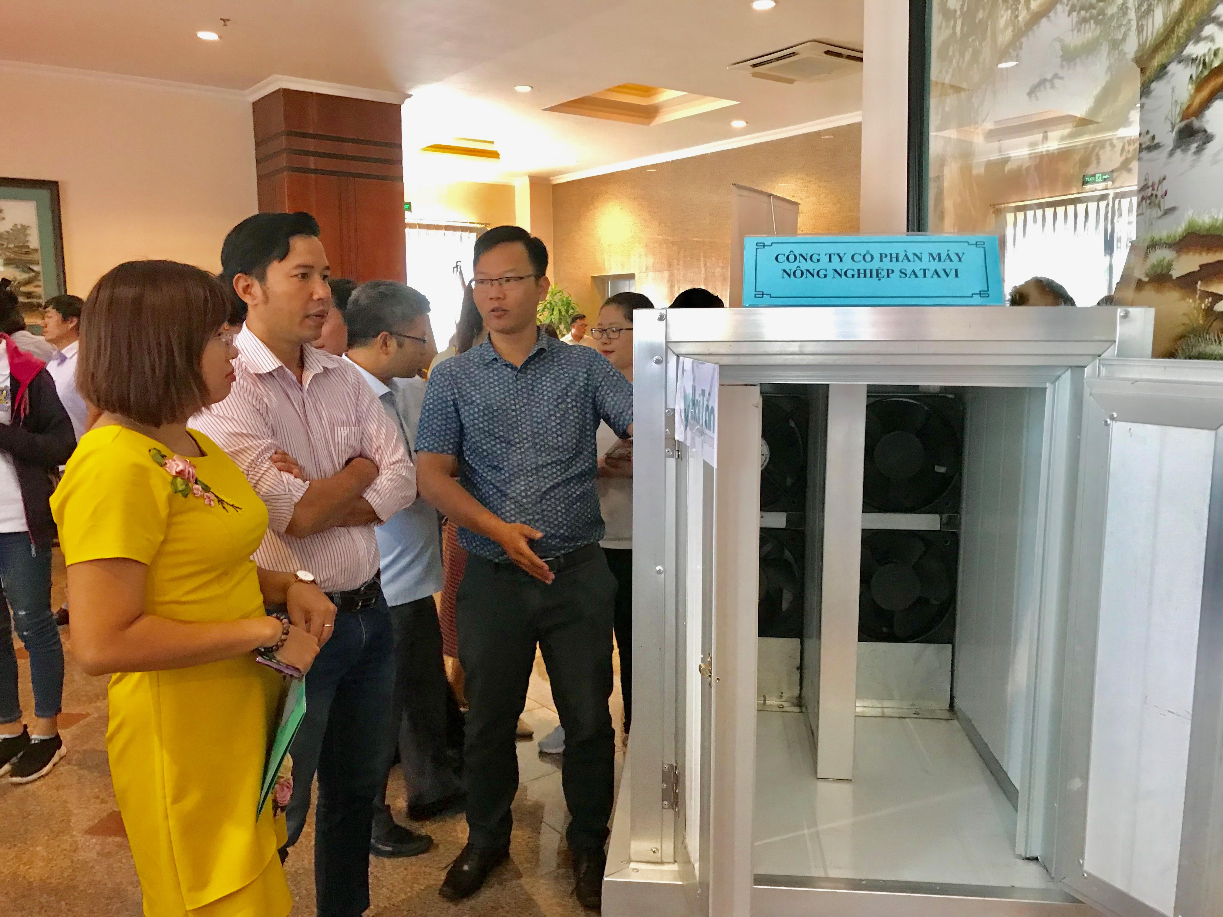 Các đại biểu tìm hiểu máy sấy thủy sản của Công ty CP máy nông nghiệp Satavi (TP. Hồ Chí Minh) tại Hội thảo  “các giải pháp ứng dụng trong bảo quản, chế biến thủy sản” do Sở KH-CN tỉnh BR-VT tổ chức.