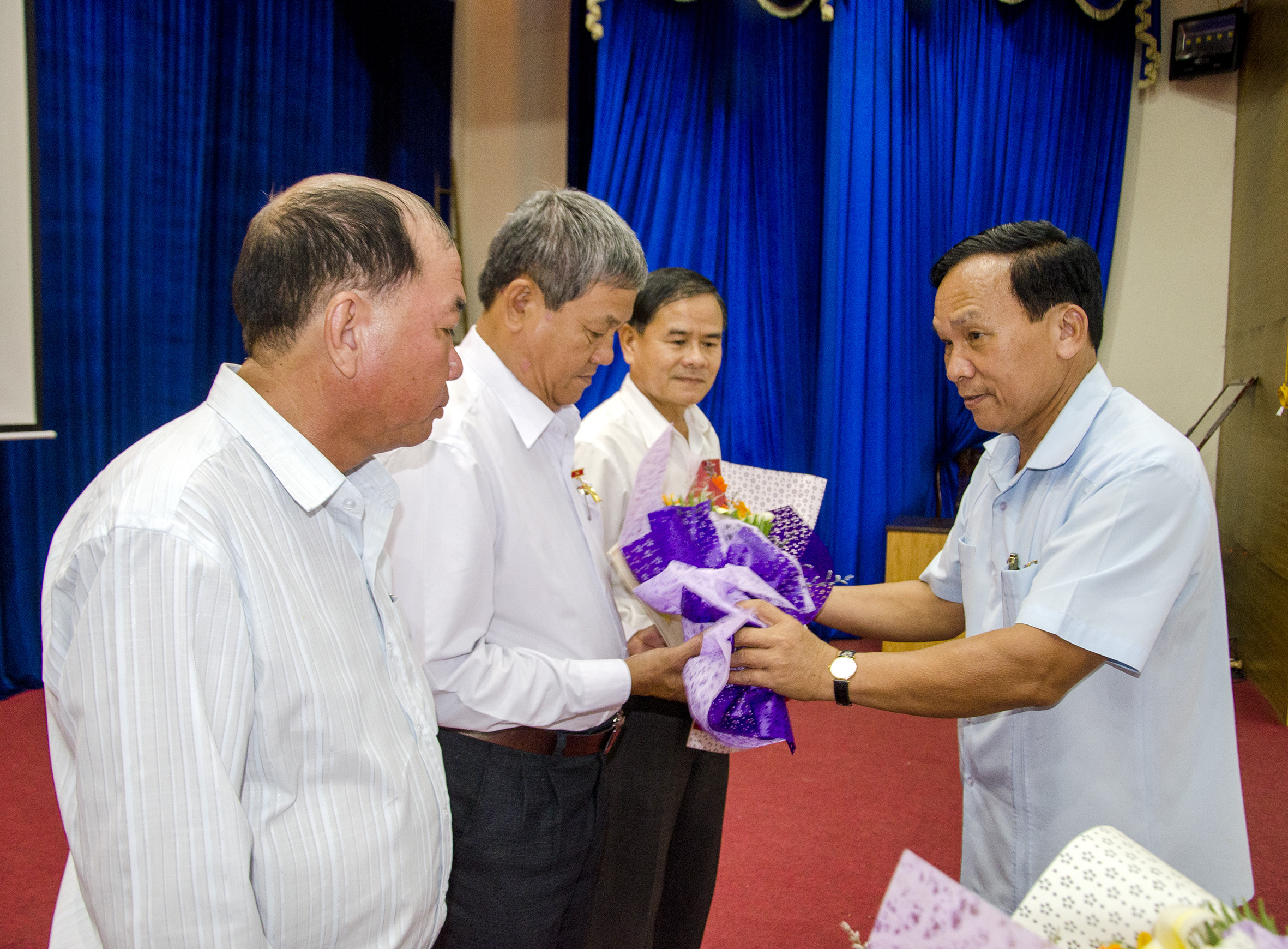 Đồng chí Phạm Hòa, Phó Trưởng Ban Dân vận Tỉnh ủy trao Kỷ niệm chương “Vì sự nghiệp Dân vận” của Ban Dân vận Trung ương cho 3 cá nhân của huyện Châu Đức “Vì đã có nhiều cống hiến cho công tác dân vận của Đảng”.