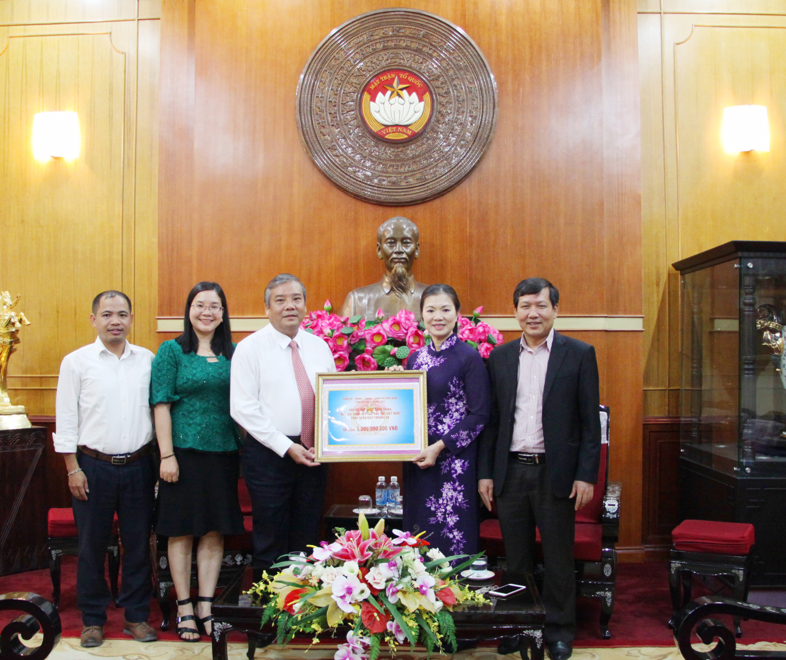 Thừa ủy quyền của Tỉnh ủy, HĐND, UBND, UBMTTQ Việt Nam tỉnh, đồng chí Bùi Thanh Nghĩa, Chủ tịch UBMTTQ Việt Nam tỉnh trao số tiền 5 tỷ đồng cho đại diện Ủy ban Trung ương MTTQ Việt Nam, đóng góp xây dựng công trình nhà Đại đoàn kết các dân tộc Việt Nam trên huyện đảo Trường Sa. 