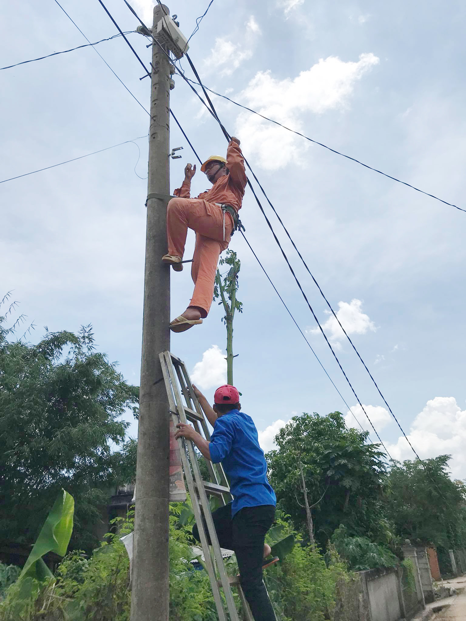 ĐVTN thực hiện công trình thanh niên “Thắp sáng đường quê” tại ấp Tân Bình, xã Sơn Bình, huyện Châu Đức.