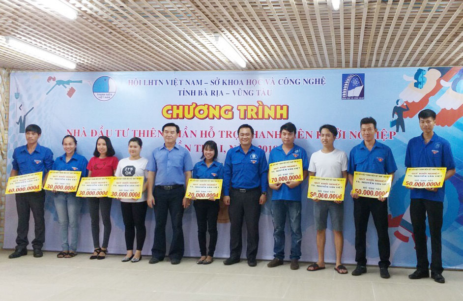 Anh Nguyễn Minh Triết, Phó Bí thư Tỉnh Đoàn, Phó Chủ tịch Thường trực Hội LHTN Việt Nam tỉnh và anh Nguyễn Văn Việt, Phó Chủ tịch Hội LHTN Việt Nam tỉnh trao vốn khởi nghiệp cho ĐVTN.