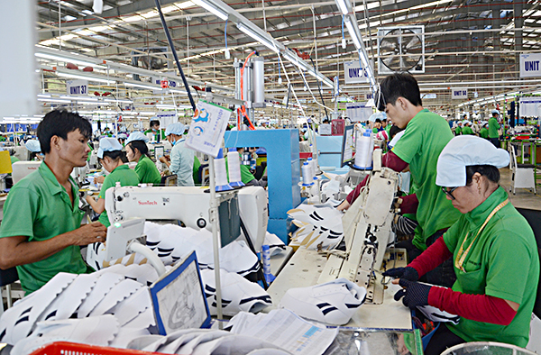 Tổng giá trị sản xuất công nghiệp-TTCN của huyện Long Điền 9 tháng đầu năm đạt 1.885 tỷ đồng. Trong ảnh: Công nhân công ty Changchun Vina (huyện Long Điền) trong giờ sản xuất.