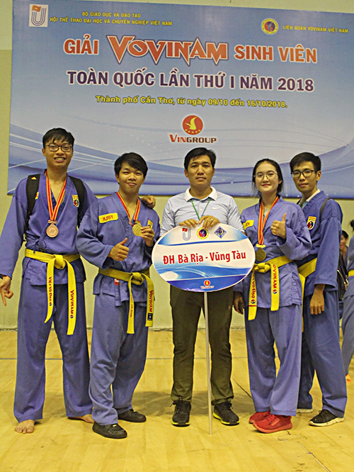 ThS Lê Văn Quốc – Trưởng đoàn cùng các vận động viên BVU tham gia giải đấu.
