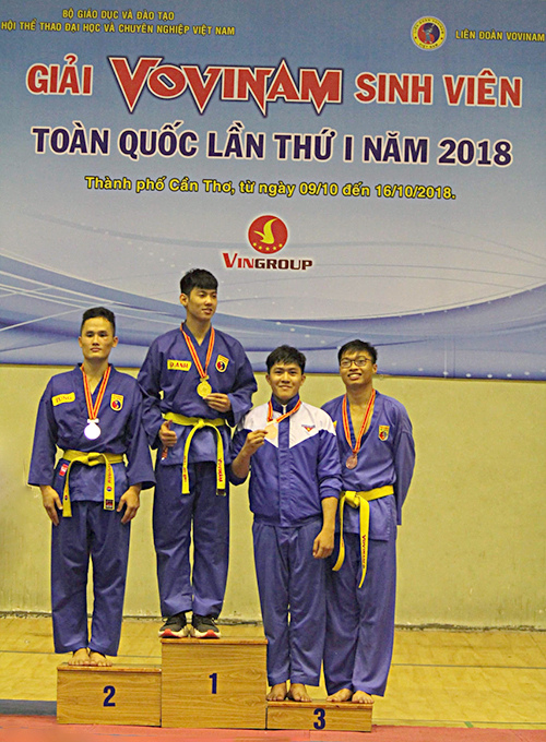 Sinh viên Phan Thái Quang Thông (ngoài cùng bên phải) đạt huy chương Đồng  nội dung đối kháng hạng cân 77kg. 