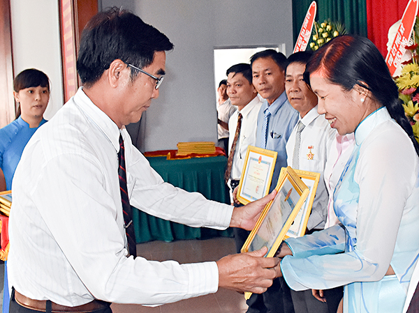 Đồng chí Văng Văn Châu, Phó Bí thư Thường trực Thị ủy Phú Mỹ trao Giấy khen của UBND TX. Phú Mỹ cho các tập thể đã có thành tích xuất sắc trong công tác kiểm tra, giám sát nhân kỷ niệm 70 năm ngày truyền thống ngành Kiểm tra Đảng.