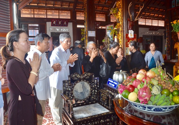 Khách đến dâng hương, chiêm bái tại Lễ hội Trùng Cửu.