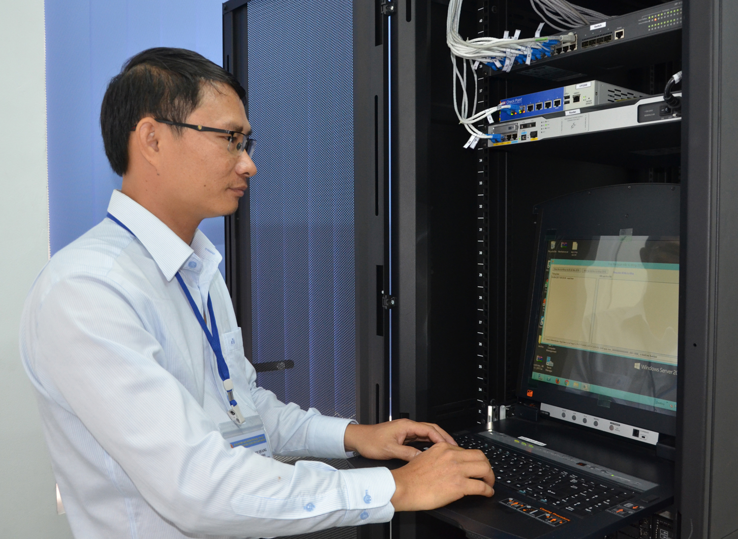 Cán bộ Trung tâm Quan trắc Tài nguyên và Môi trường tỉnh kiểm tra các chỉ số  về môi trường trên hệ thống quan trắc tự động.