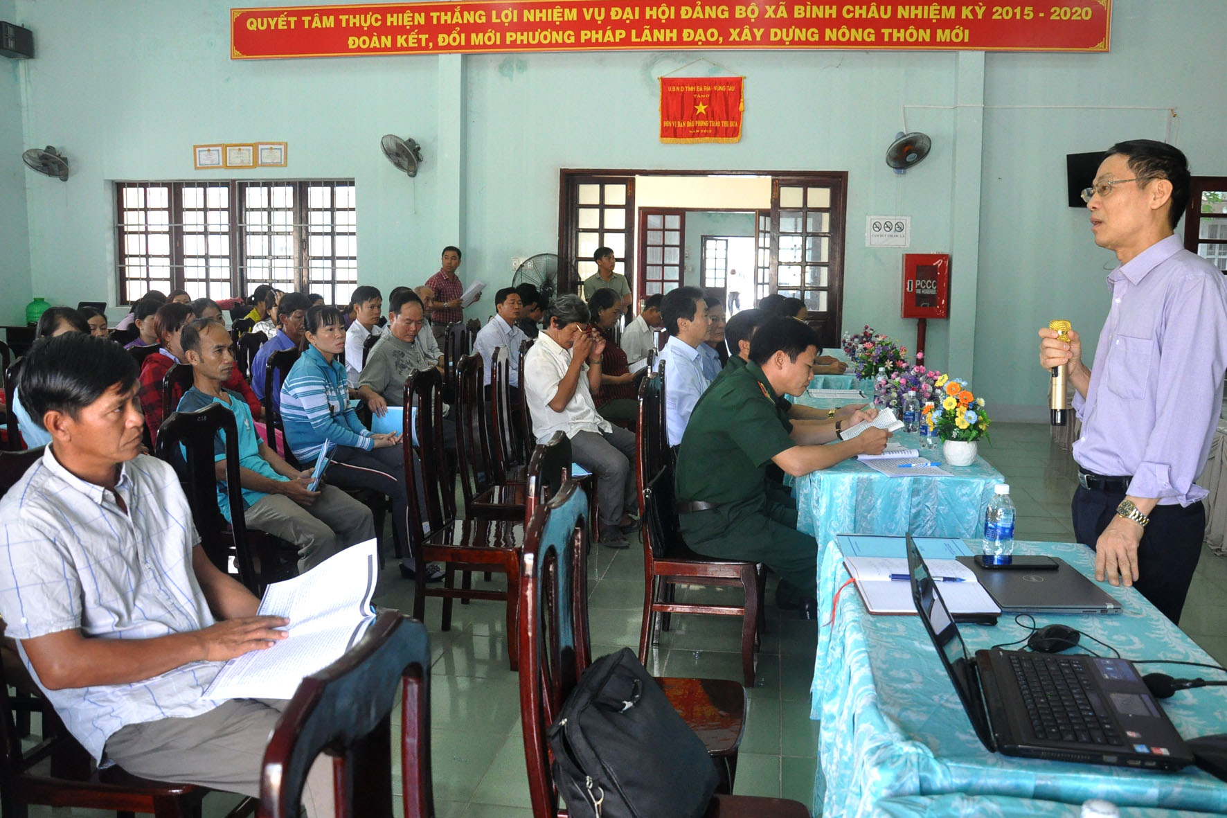 Ông Lê Văn Nghiêm, nguyên Cục trưởng Cục Thông tin Đối ngoại, Phó Viện trưởng Viện ứng dụng công nghệ thông tin và Truyền thông (Bộ TT-TT) thông tin về tình hình biển, đảo cho người dân xã Bình Châu.