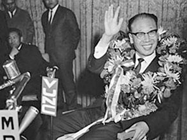 Lee Soo-keun được chào đón nồng nhiệt khi đào tẩu sang Hàn Quốc năm 1967. 