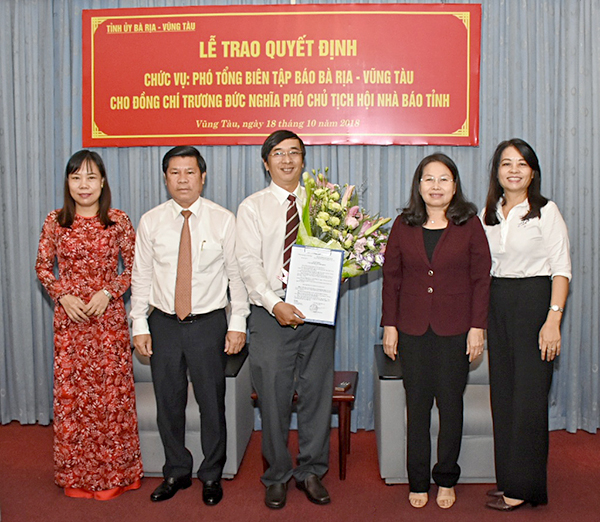 Đồng chí Nguyễn Thị Yến, Phó Bí thư Thường trực Tỉnh ủy, Trưởng Đoàn Đại biểu Quốc hội tỉnh và Ban Biên tập chúc mừng đồng chí Trương Đức Nghĩa, Phó Chủ tịch Hội Nhà báo tỉnh, giữ chức vụ Phó Tổng Biên tập Báo Bà Rịa-Vũng Tàu.