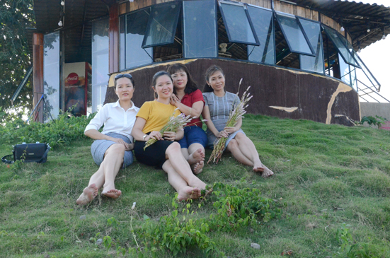 Du khách giải trí cuối tuần tại Cafe Đồi Cừu (xã Suối Rao, huyện Châu Đức). Ảnh: ĐINH HÙNG