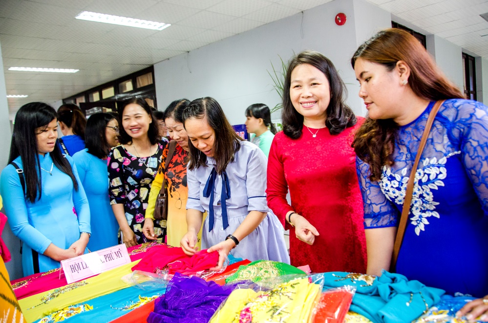 Đồng chí Nguyễn Thị Yến, Phó Bí thư Thường trực Tỉnh ủy, Trưởng Đoàn ĐBQH tỉnh thăm quan các gian hàng trưng bày sản phẩm khởi nghiệp của phụ nữ các địa phương. Ảnh: BẢO KHÁNH.