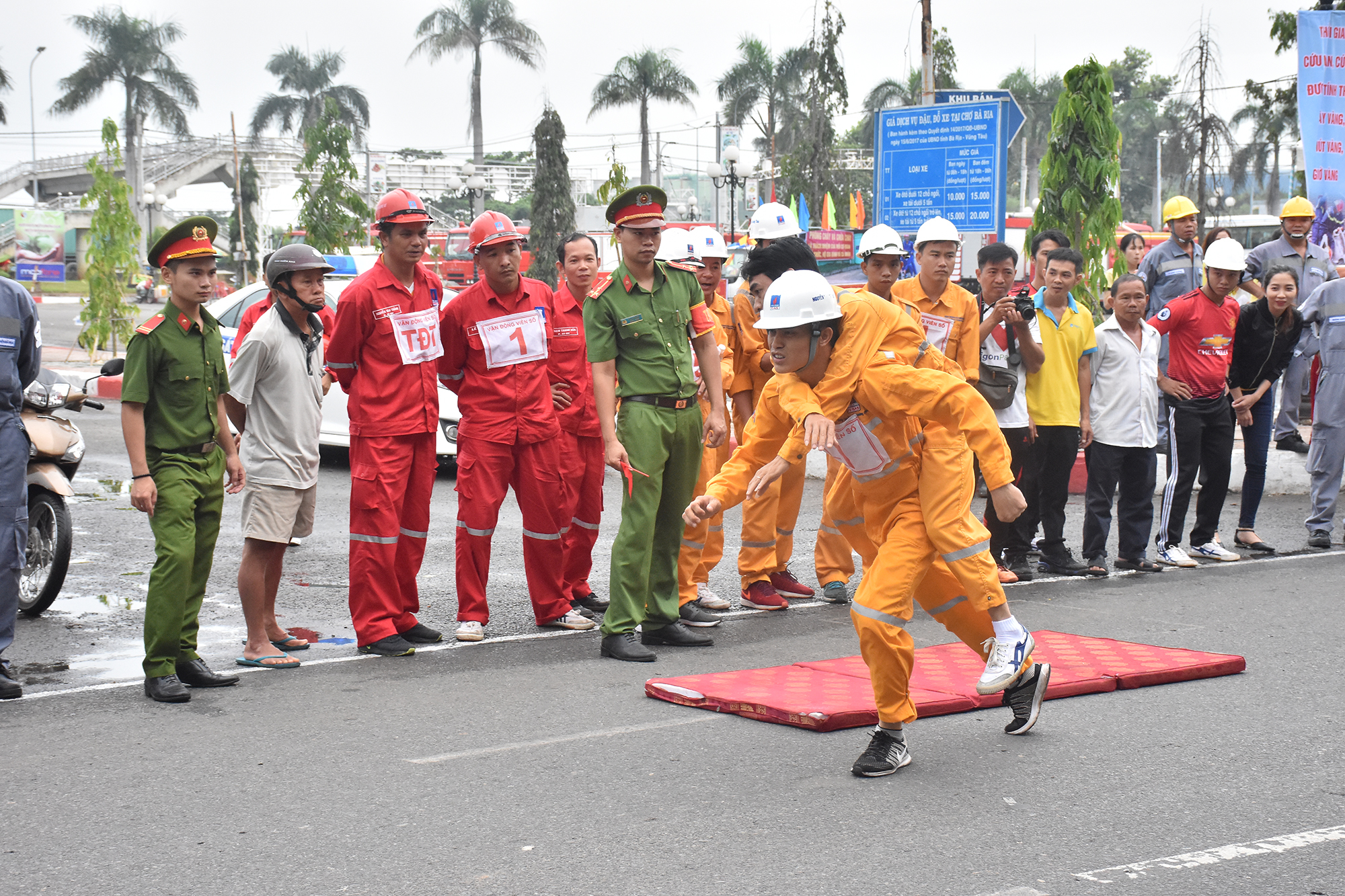 Cứu người bị nạn.