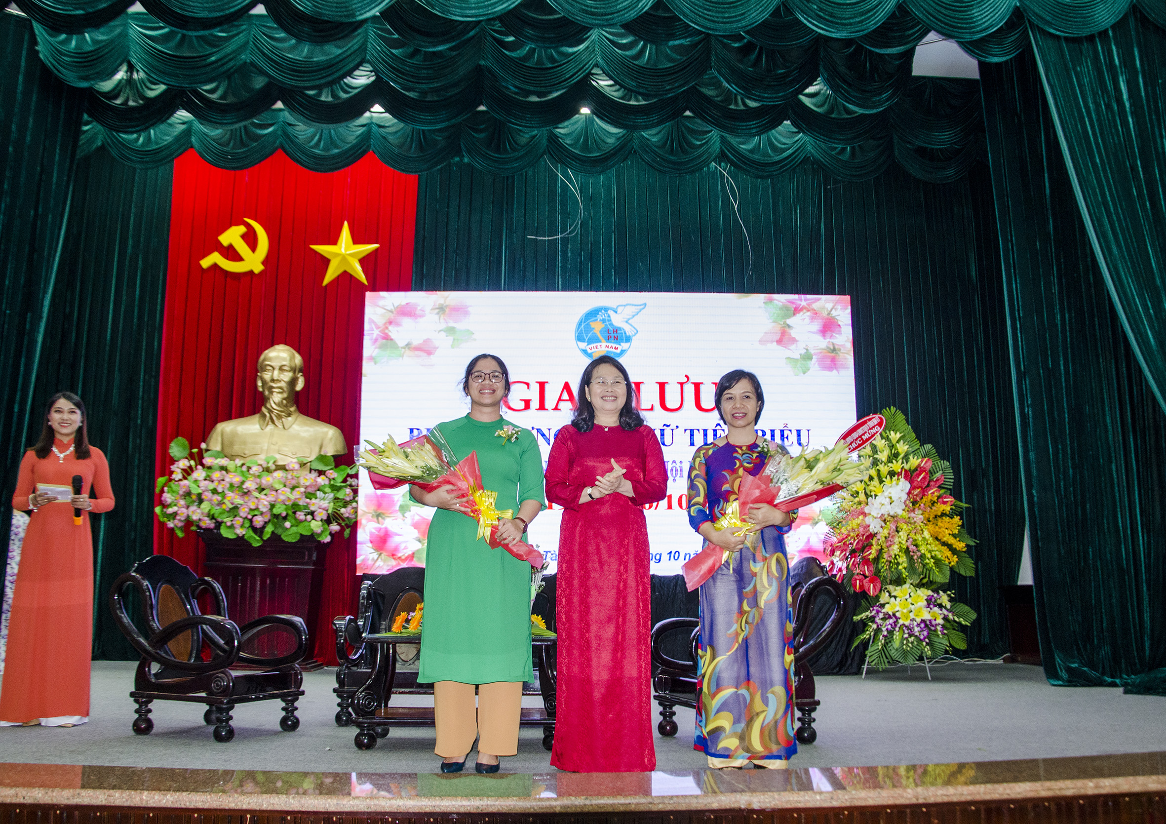 Nguyen Thi Yen 3: Đồng chí Nguyễn Thị Yến, Phó Bí thư Thường trực Tỉnh ủy, Trưởng Đoàn Đại biểu Quốc hội tỉnh tặng hoa chúc mừng các phụ nữ tiêu biểu tại buổi giao lưu. Ảnh: BẢO KHÁNH.