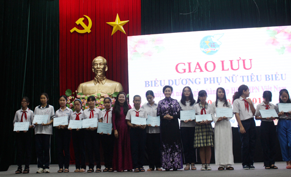 Bà Nguyễn Thị Kim Hoàng, Chủ tịch Hội LHPN tỉnh trao học bổng cho HS. Ảnh: TUYẾT MAI