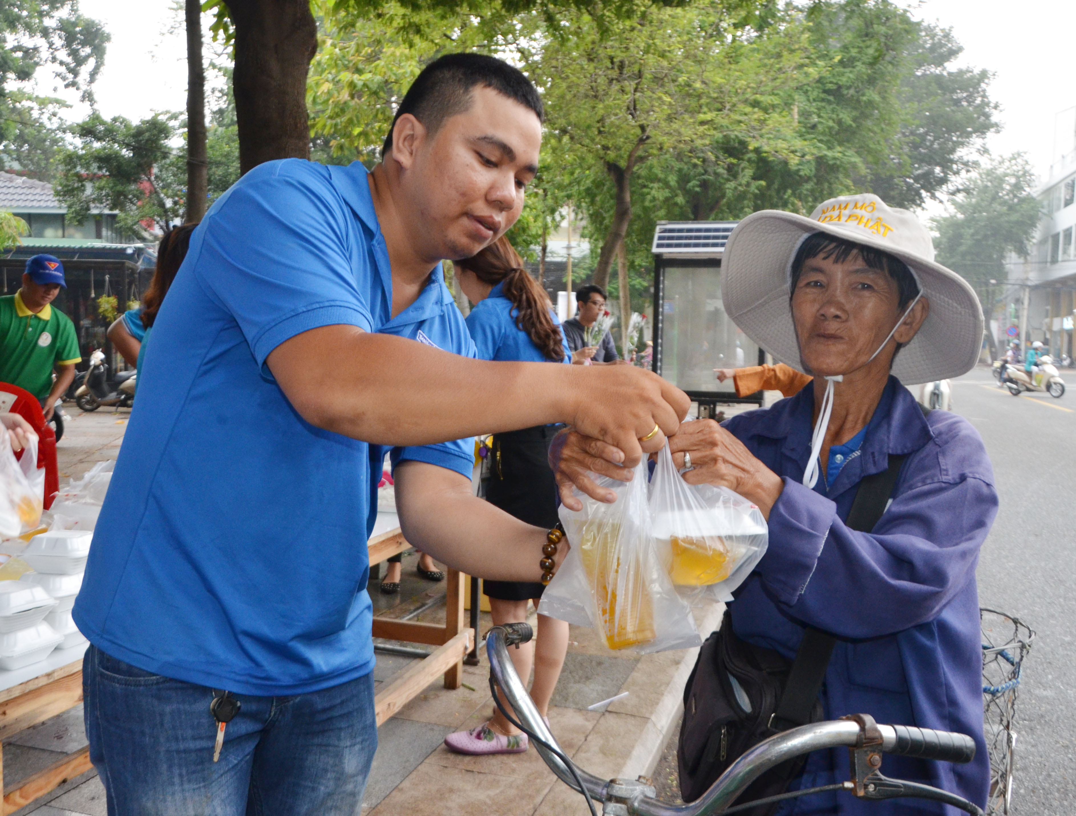 Đoàn viên, thanh niên tặng đồ ăn sáng cho người nghèo.
