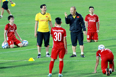 Thầy Park và các học trò trong một buổi tập.