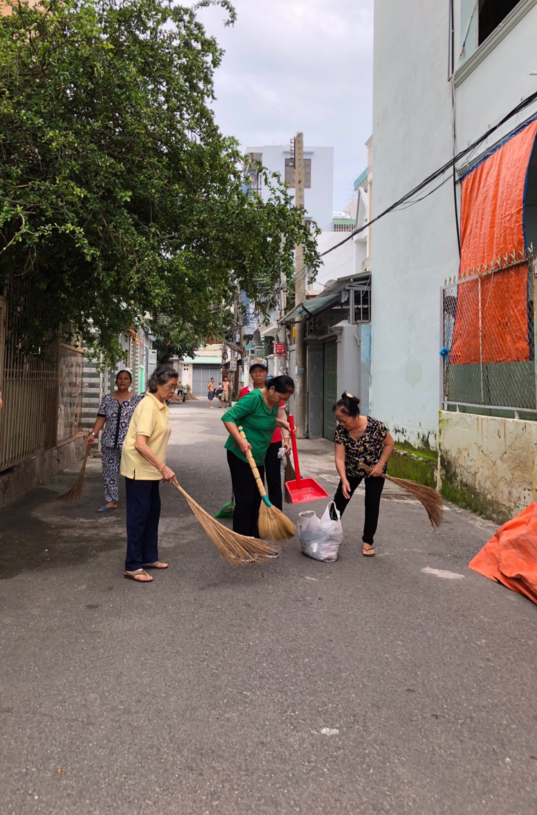 Phụ nữ phường 7 (TP.Vũng Tàu) quét dọn làm sạch phố, phường.