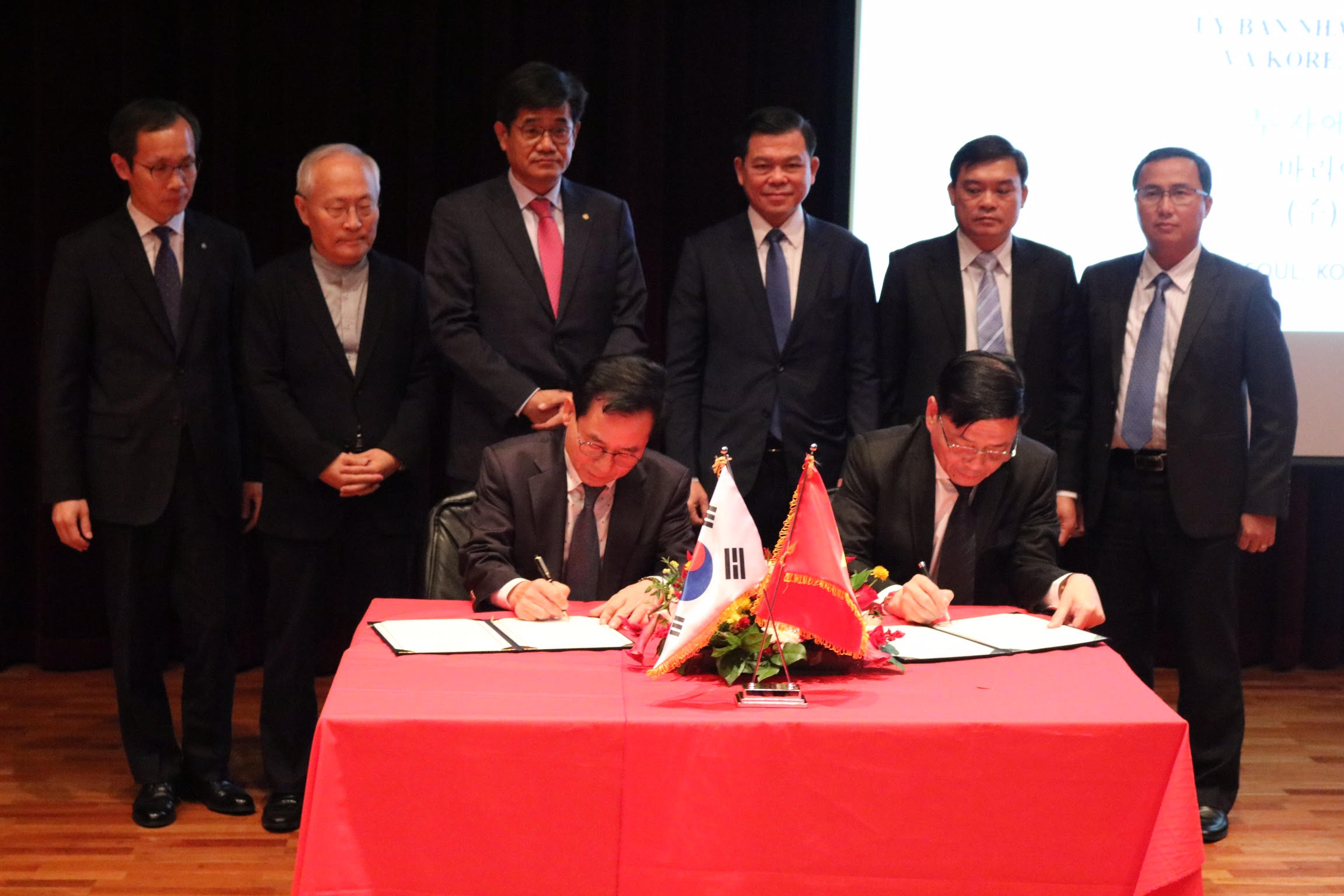 Đồng chí Nguyễn Thành Long, Phó Chủ tịch UBND tỉnh và ông Byung Rok Song, Giám đốc Công ty TNHH Korea Infrastructure ký kết biên bản ghi nhớ.