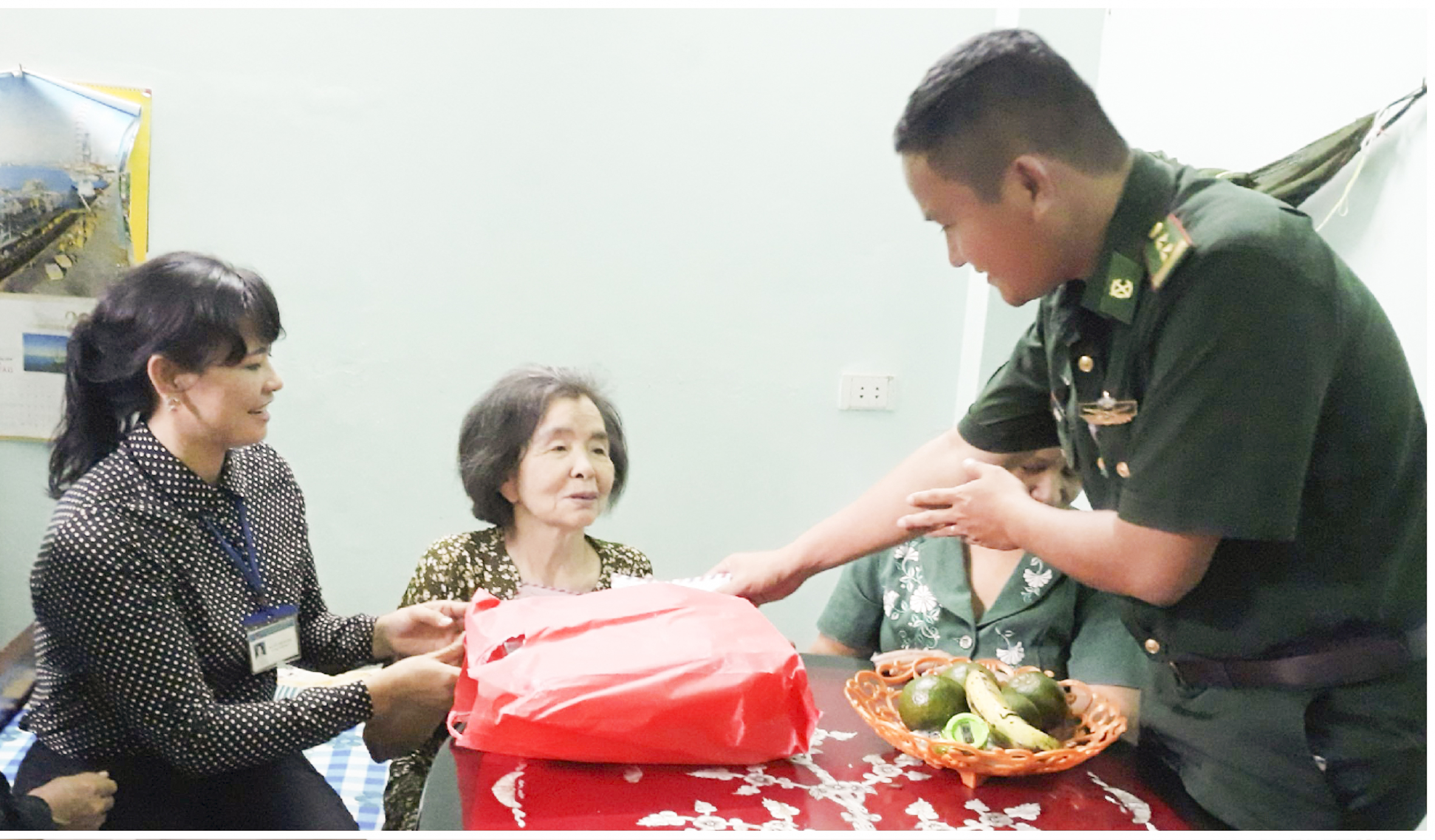 Hội LHPN phường 11 phối hợp với Đồn Biên phòng Chí Linh (TP. Vũng Tàu) thăm hỏi và tặng quà bà Trương Thị Vịnh (vợ Liệt sĩ) nhân ngày Phụ nữ Việt Nam 20-10.