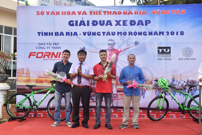Ông Phan Thanh Sang, Phó Giám đốc Sở VH-TT trao hoa và kỷ niệm chương cho các đơn vị tài trợ giải.