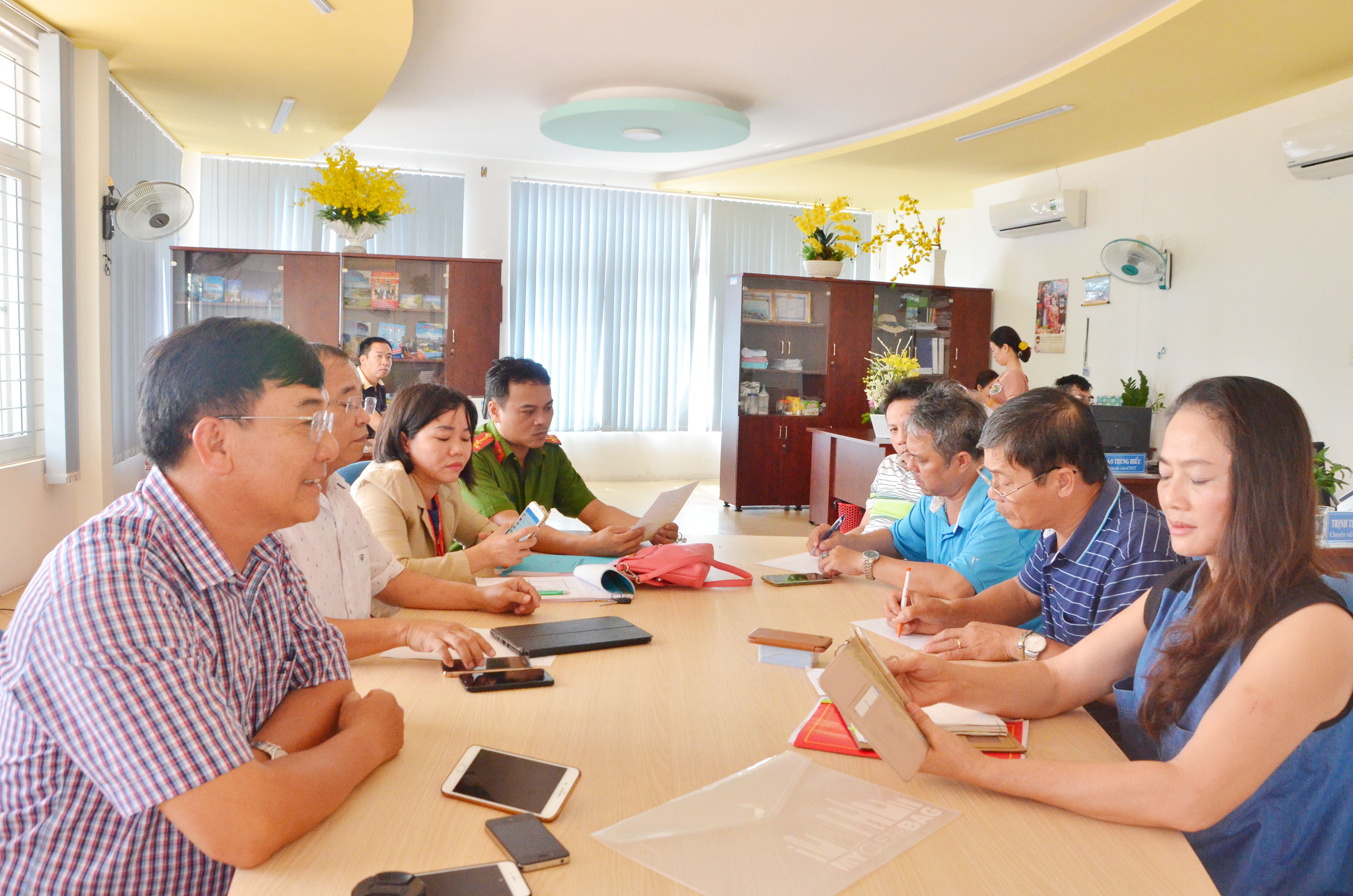 Đoàn kiểm tra liên ngành TP.Vũng Tàu làm việc với đại diện của cả hai bên.