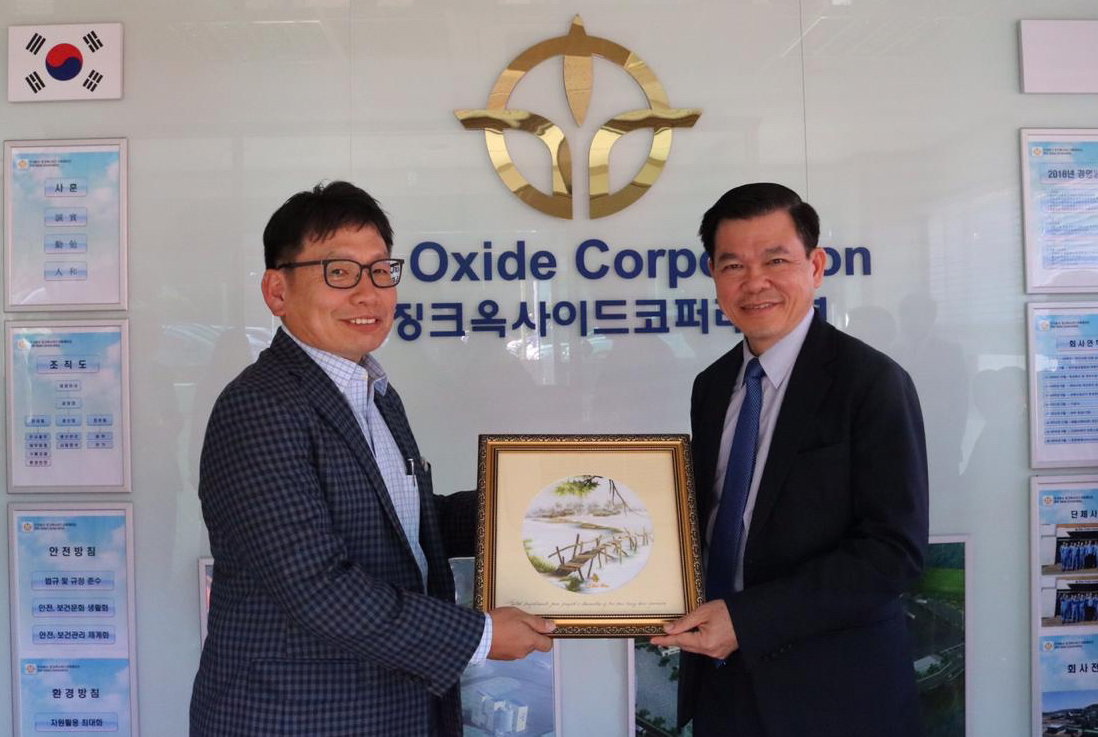 Bí thư Nguyễn Hồng Lĩnh tặng quà lưu niệm cho ông Lee Sung Chae, Tổng Giám đốc Công ty Zinc Oxide Corporation Viet Nam (ZOCV).