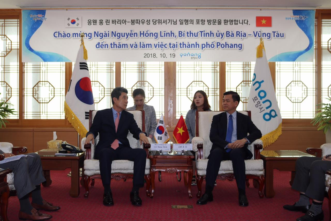 Bí thư Tỉnh ủy Nguyễn Hồng Lĩnh và Thị trưởng TP. Pohang Lee Kang Deok tại buổi làm việc.  