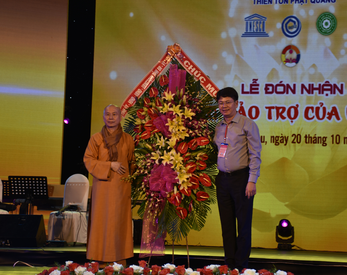 Đồng chí Nguyễn Thanh Tịnh, Phó Chủ tịch UBND tỉnh đến dự và tặng lẵng hoa của Tỉnh ủy-HĐND-UBND-UBMTTQ Việt Nam tỉnh chúc mừng chùa Phật Quang.