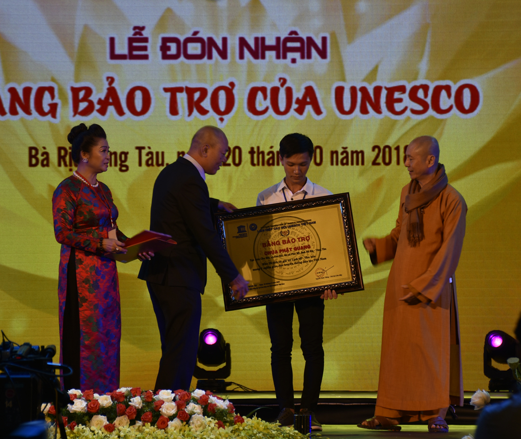 Ông Vũ Văn Hồng, Giám đốc Trung tâm UNESCO Phát triển văn hóa và thể thao trao bằng bảo trợ công nhận “Khu di tích có giá trị lịch sử - văn hóa mang ý nghĩa giáo dục truyền thống dân tộc Việt Nam” cho chùa Phật Quang.