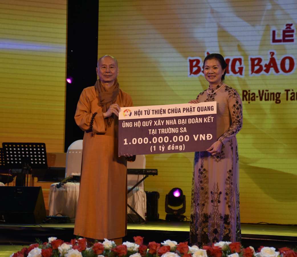 Thượng tọa Thích Chân Quang, trụ trì chùa Phật Quang trao bảng tượng trưng số tiền 1 tỷ đồng ủng hộ xây nhà đại đoàn kết các dân tộc tại quần đảo Trường Sa cho đồng chí Trương Thị Ngọc Ánh, Phó Chủ tịch Ủy ban Trung ương MTTQVN.   