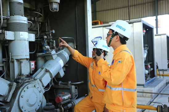 Công ty Cổ phần CNG Việt Nam là một trong những đơn vị có kết quả kinh doanh khả quan trong năm 2018.  Trong ảnh: Công nhân Công ty Cổ phần CNG Việt Nam trong giờ sản xuất. 