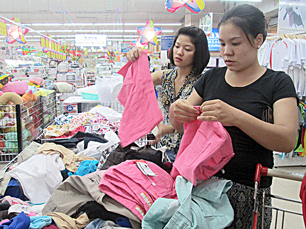 Khách hàng mua sắm tại siêu thị Co.op Mart Bà Rịa.