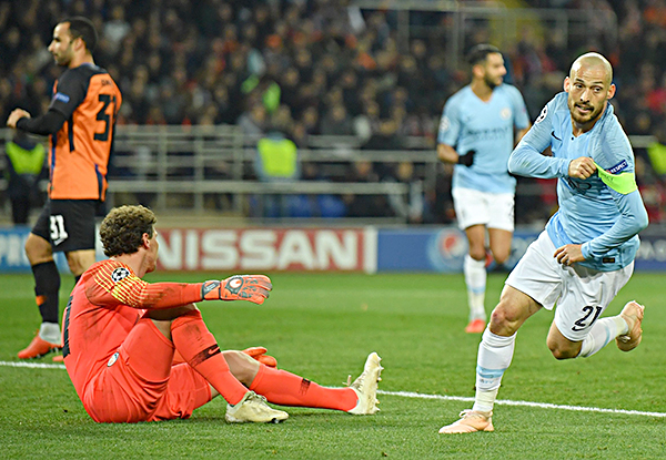 Silva (phải) là điểm sáng trong lối chơi Manchester City.
