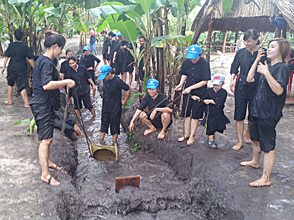 Thời điểm mới khai trương, KDL sinh thái Bưng Bạc (ấp Phước Hữu, xã Long Phước, TP.Bà Rịa) thu hút đông khách nhờ khai thác cảnh quan và các trò chơi gắn với đồng quê. Trong ảnh: Một nhóm khách của OSC Việt Nam tát mương bắt cá tại KDL sinh thái Bưng Bạc.