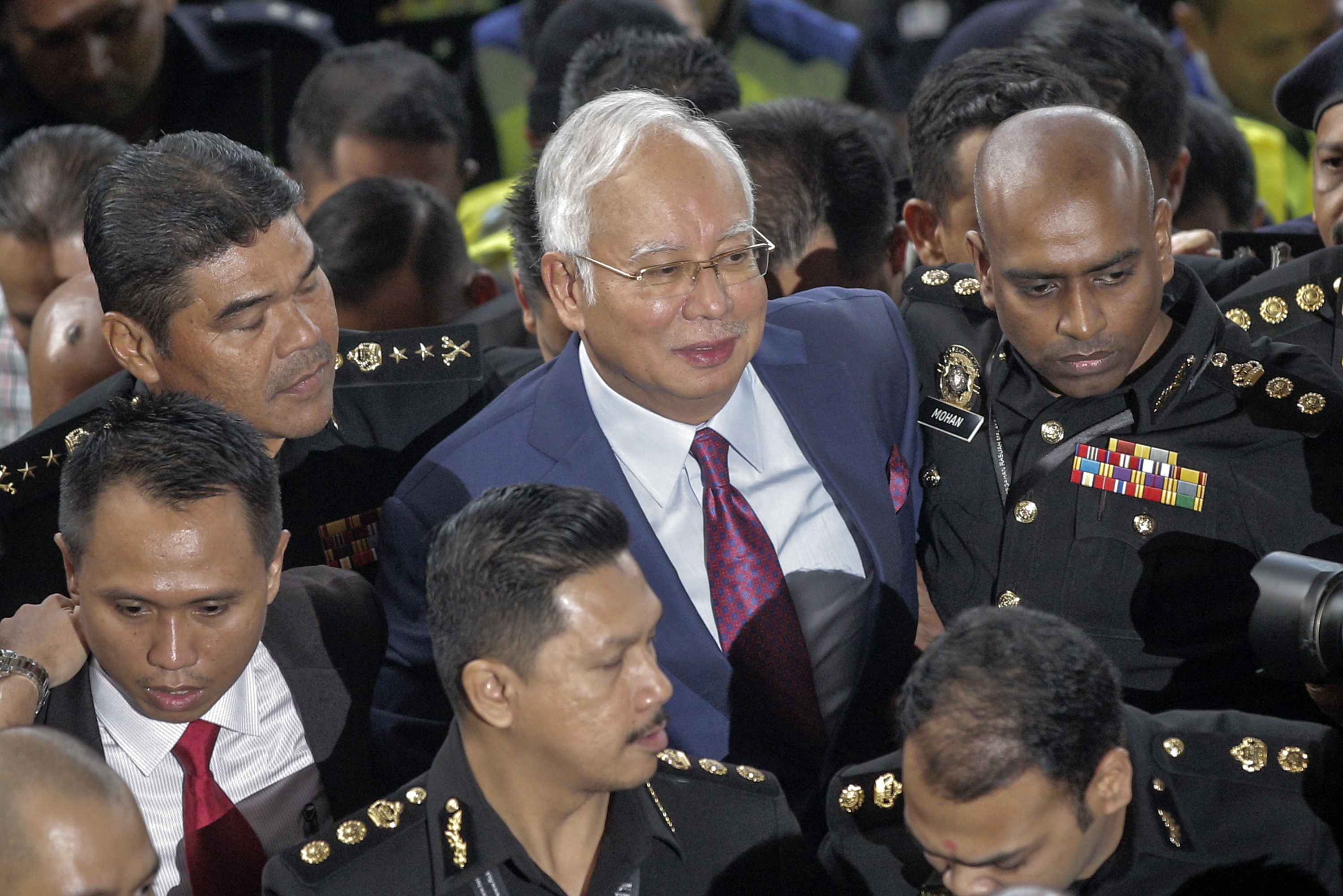 Cựu Thủ tướng Malaysia Najib Razak (giữa) bị triệu tập  tới Tòa thượng thẩm Kuala Lumpur ngày 4-7.