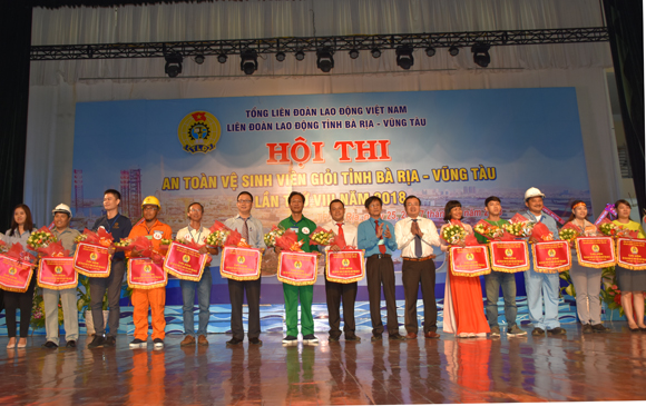 Ban tổ chức tặng hoa và cờ lưu niệm cho các đội dự thi.