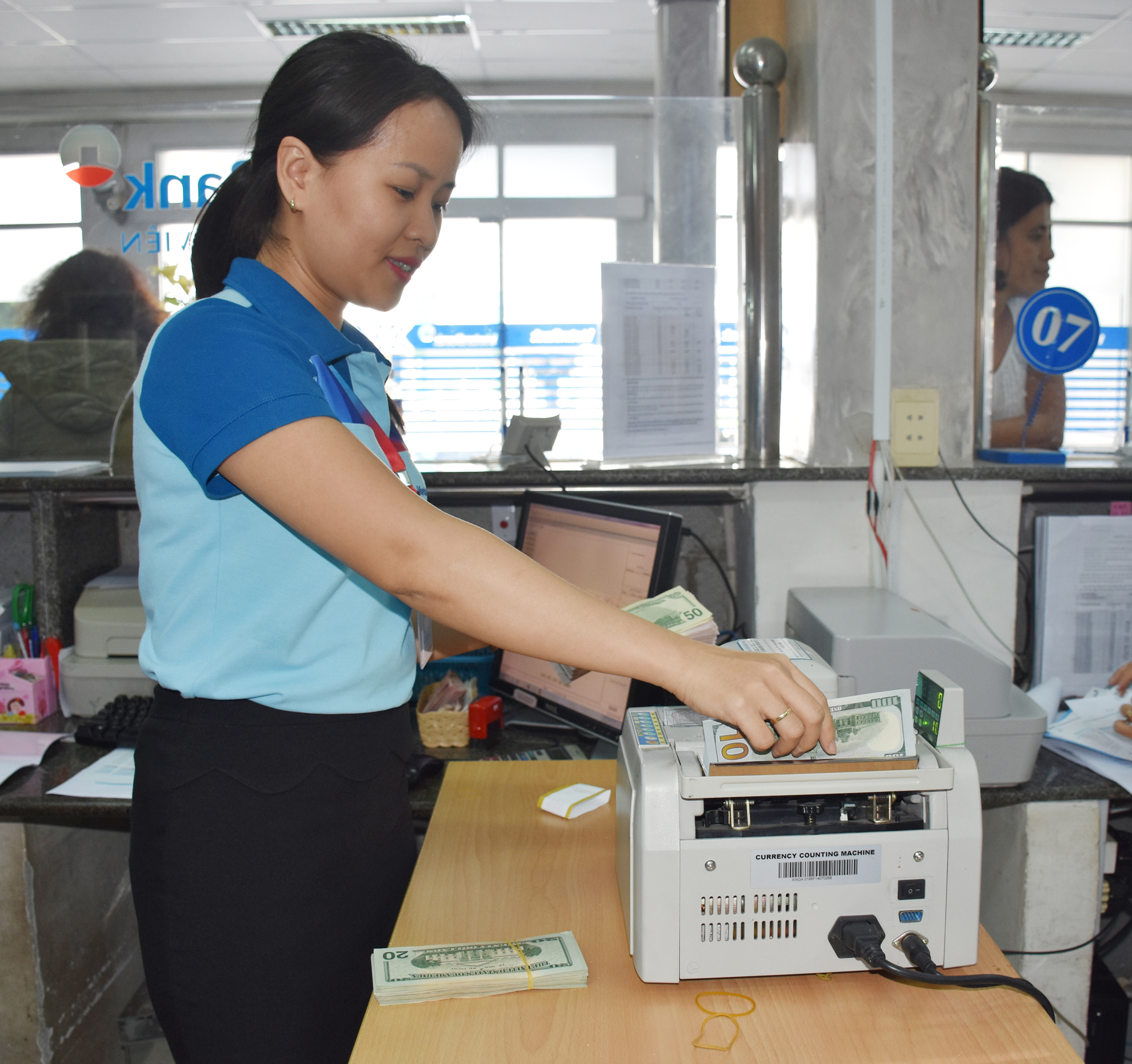 Kiểm tra ngoại tệ để giao dịch cho khách tại Ngân hàng Vietinbank, Chi nhánh BR-VT. 