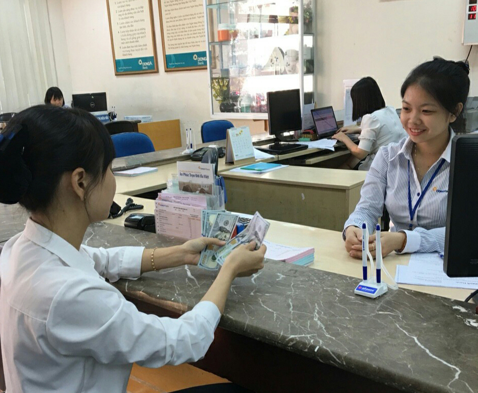Khách hàng giao dịch ngoại tệ tại Ngân hàng Đông Á, Chi nhánh BR-VT.  Ảnh: THU THẢO