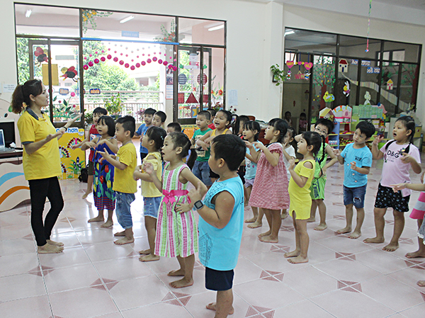 Cô Nguyễn Hạnh Đoan, giáo viên Trường MN Ánh Dương (huyện Châu Đức) dạy học sinh múa hát. 