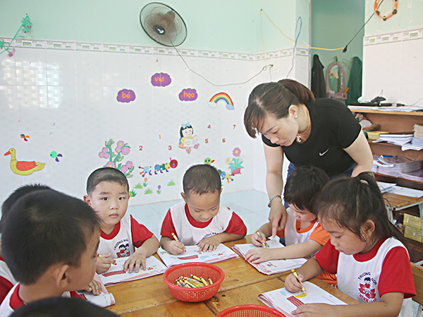 Các cháu Trường Mầm non Bình Châu (huyện Xuyên Mộc) trong giờ học vẽ.     Ảnh: BÙI HƯƠNG