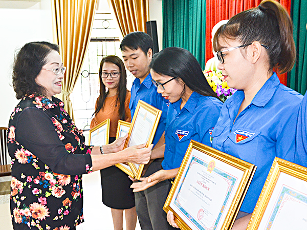 Đồng chí Nguyễn Thị Bạch Ngân, Phó Chủ tịch UBND TP.Vũng Tàu, Trưởng Ban Chỉ đạo hè TP.Vũng Tàu trao Giấy khen cho các tập thể có thành tích xuất sắc trong hoạt động hè năm 2018.