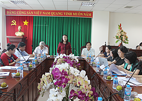 Bà Nguyễn Thị Nghĩa, Thứ trưởng Bộ GD-ĐT phát biểu tại buổi làm việc với Sở GD-ĐT.
