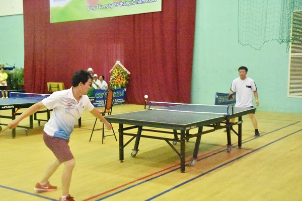 Thi đấu nội dung bóng bàn đơn nam.