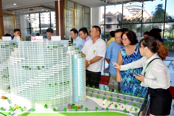 Khách hàng tìm hiểu thông tin các dự án của DIC tại khu trưng bày DIC Sales Gallery.
