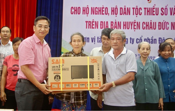 Đồng chí Phạm Văn Hào, Phó Bí thư Thường trực Huyện ủy Châu Đức (bìa phải) và ông Nguyễn Văn Dũng, Giám đốc Dự án của Công ty CP Đông Á Châu Đức trao tivi cho người có hoàn cảnh khó khăn tại huyện Châu Đức. 