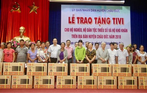 Lễ trao tặng tivi cho người có hoàn cảnh khó khăn tại huyện Châu Đức. 